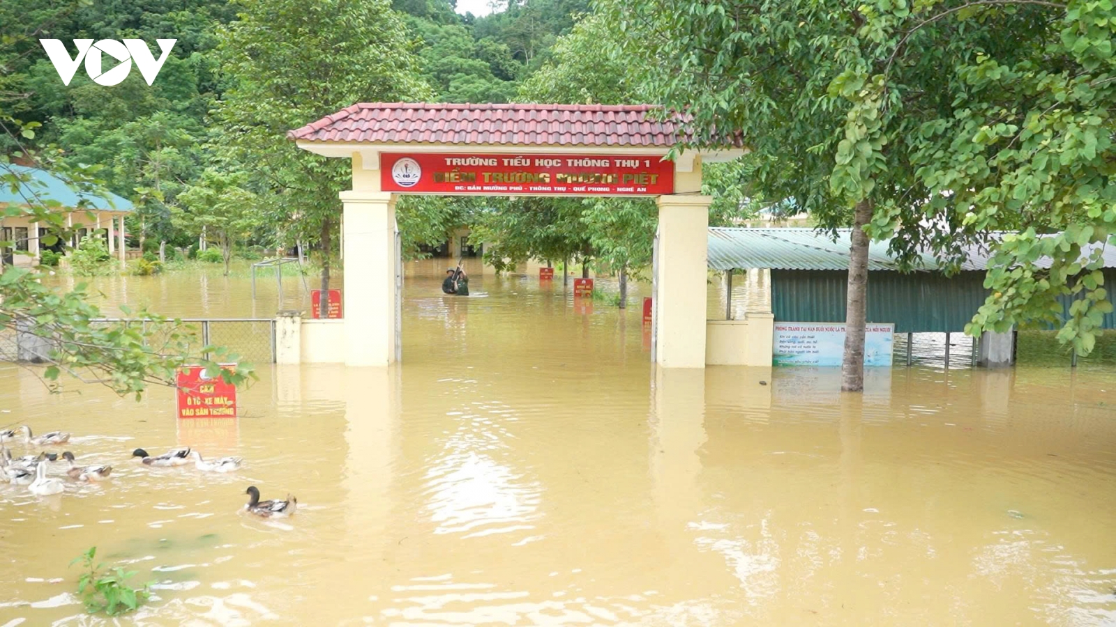 Hơn 945.000 học sinh Nghệ An nghỉ học tránh bão số 10